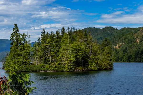 Chiaro giorno d'estate a Ruby Lake, Sunshine Coast, BC, Canada — Foto Stock