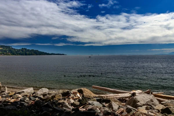 Berguling awan di atas Pantai Sechelt, Sunshine Coast, BC, Kanada — Stok Foto