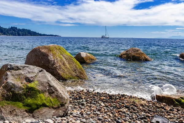 Perahu layar yang jauh dekat pantai Sechelt, pantai matahari, BC, Kanada — Stok Foto