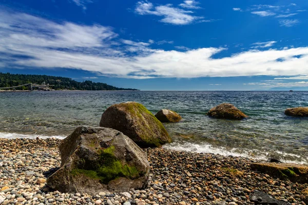 ペブルズ,岩と青空- Seechelt Beach, Sunshine Coast, Bc, Canada — ストック写真