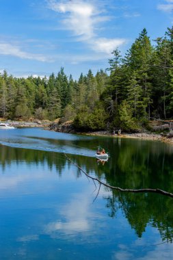 Kaçakçı Koyu 'nun gölünde tekne gezintisi, Günışığı Sahili, Bc, Kanada