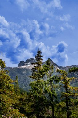 Dağların üzerinden yükselen bulutlar, Squamish, BC, Kanada
