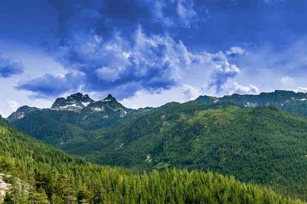 Cieli Blu Mescolandosi Con Nuvole Nere Sopra Montagna Squamish Canada — Foto Stock