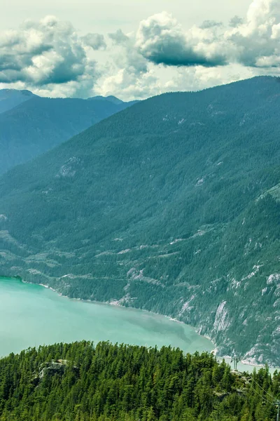 Laut Teal Memenuhi Pegunungan Squamish Kanada — Stok Foto