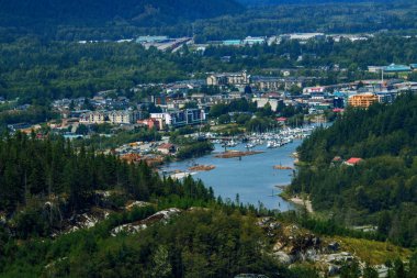 Kayıtlar körfez boyunca taşınıyor, Squamish, BC, Kanada