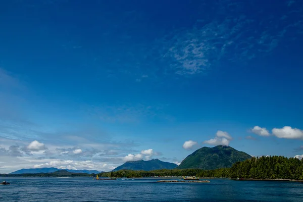 Lindas Nuvens Céu Montanhas Vistas Porto Tofino Tofino Ilha Vancouver — Fotografia de Stock