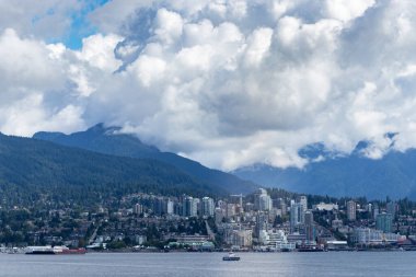 Bulutların arasından sızan ışık, Vancouver, BC, Kanada