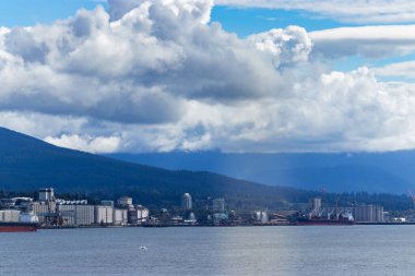 Pasifik üzerinde dev bulutlar su cephesinden görünüyor, Vancouver, BC, Kanada