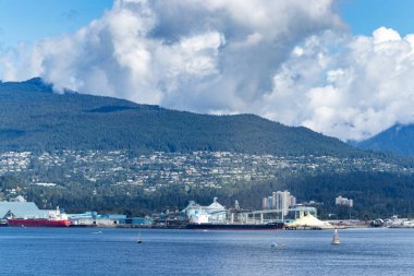 Bulutlar kıyı dağlarının üzerinden akıyor, Vancouver, BC, Kanada