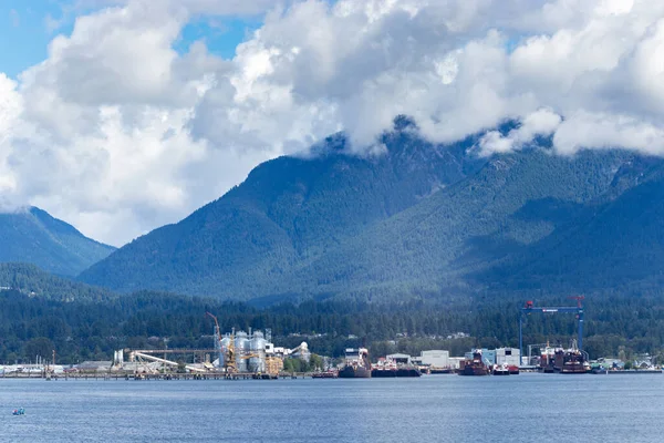 Nuvens Grossas Sobre Montanhas Costeiras Vancouver Canadá — Fotografia de Stock