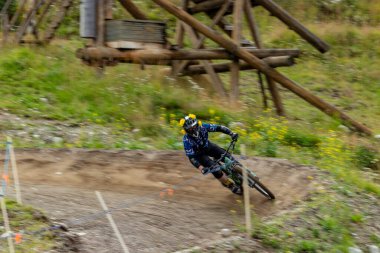 Dağ bisikletçisi yokuş aşağı geliyor, Whistler, BC, Kanada
