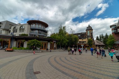 Whistler, BC, Kanada 'nın dairesel köy meydanı