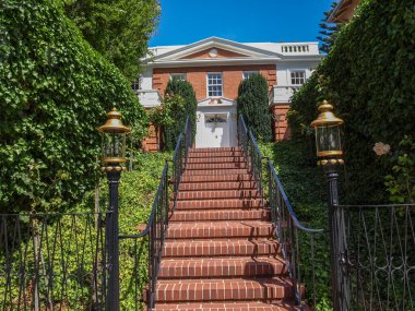 San Francisco, CA, ABD 'deki bir malikaneye giden adımlar.