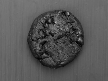 Gri ahşap arka planda siyah noel kurabiyesi, yakın görüş. 