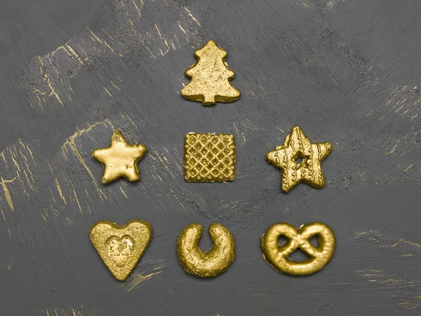 Συλλογή Από Χρυσά Χριστουγεννιάτικα Μπισκότα Μαύρο Ξύλινο Φόντο — Φωτογραφία Αρχείου