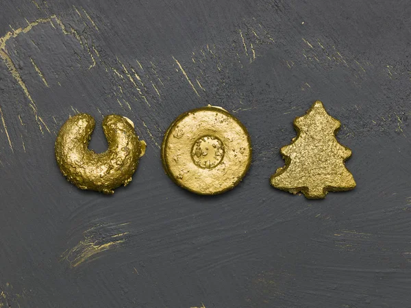 Oro Biscotti Natale Rossi Sfondo Legno Nero — Foto Stock