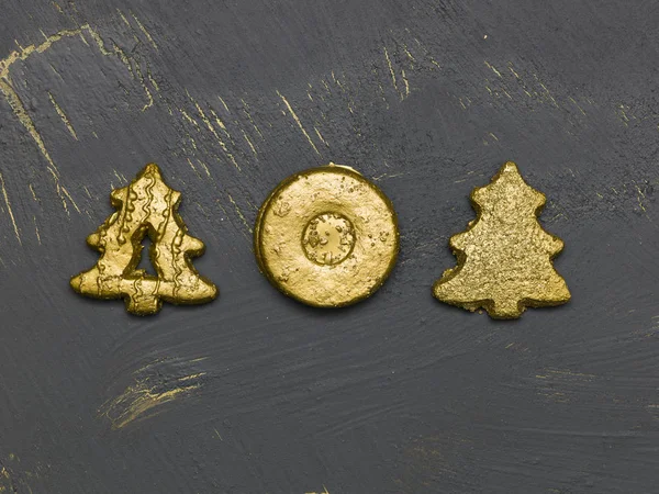 Oro Biscotti Natale Rossi Sfondo Legno Nero — Foto Stock