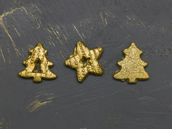 Oro Biscotti Natale Rossi Sfondo Legno Nero — Foto Stock