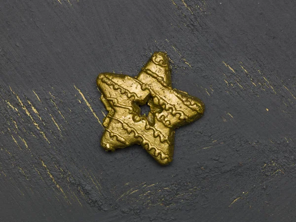 黑色木制背景的金色圣诞饼干 — 图库照片