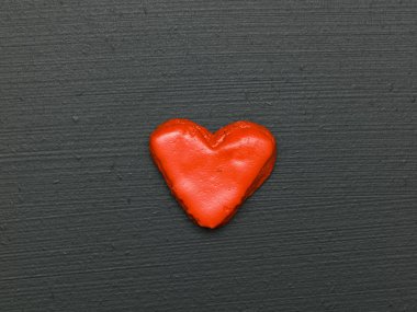 Siyah ahşap arka planda kırmızı noel kurabiyesi, yakın görüş 