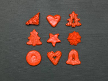 Siyah ahşap zemin üzerinde kare şeklinde kırmızı noel kurabiyeleri kompozisyonu