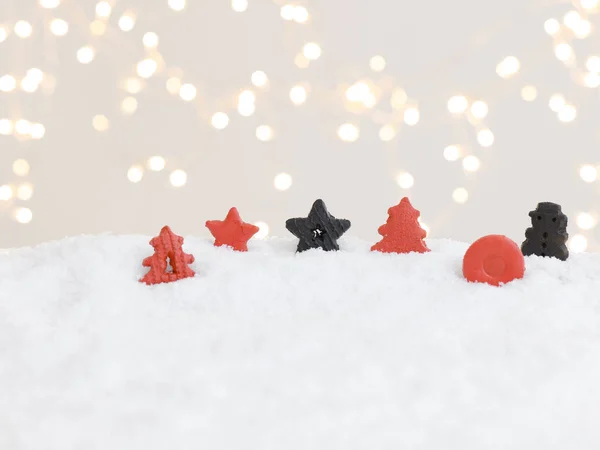 Piros Fekete Karácsonyi Cookie Fehér Fényes Fények Háttérben — Stock Fotó