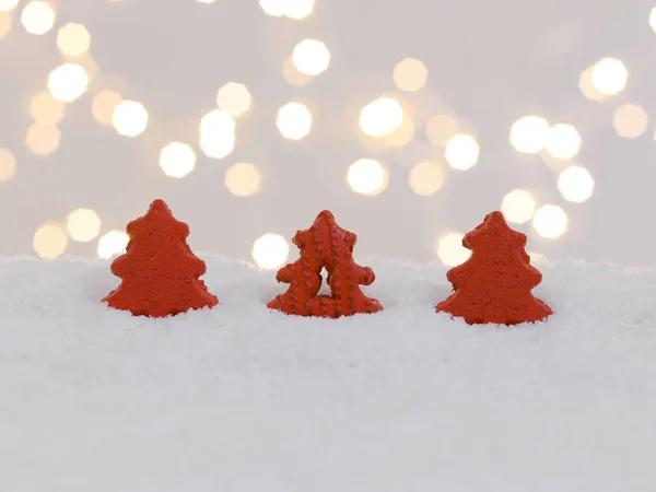 Biscoitos Natal Vermelho Neve Branca Com Luzes Brilhantes Fundo — Fotografia de Stock