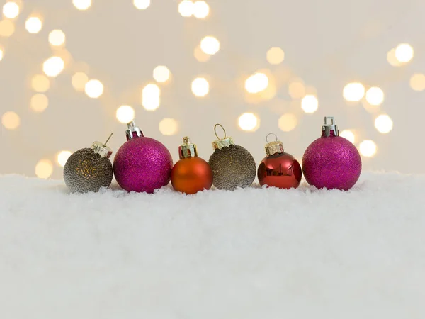 Colección Coloridas Bolas Navidad Sobre Nieve Blanca Con Luces Brillantes —  Fotos de Stock