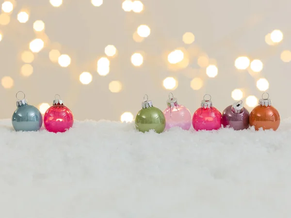 Coleção Bugigangas Natal Coloridas Neve Branca Com Luzes Brilhantes Fundo — Fotografia de Stock