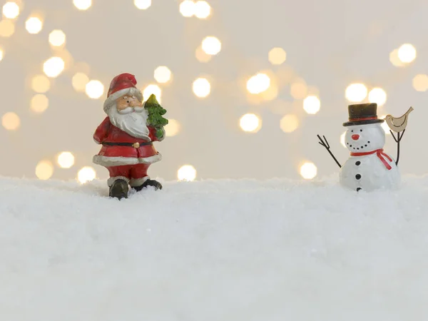 Beyaz Kar Üzerinde Kardan Adam Oyuncakları Arka Planda Parlak Işıklar — Stok fotoğraf
