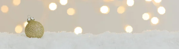 Bauble Natal Dourado Neve Branca Com Luzes Brilhantes Fundo — Fotografia de Stock