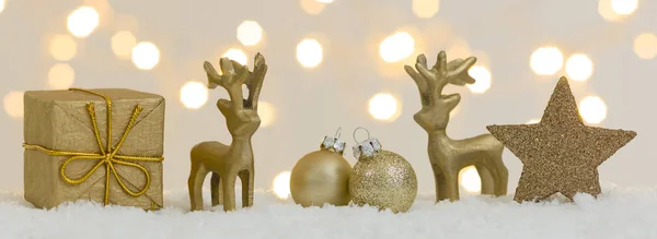 Sammlung Goldener Weihnachtsartikel Auf Weißem Schnee Mit Leuchtenden Lichtern Auf — Stockfoto