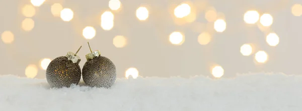 Coleção Itens Natal Ouro Neve Branca Com Luzes Brilhantes Fundo — Fotografia de Stock