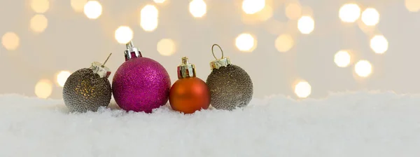 Raccolta Palline Natale Colorate Sulla Neve Bianca Con Luci Brillanti — Foto Stock