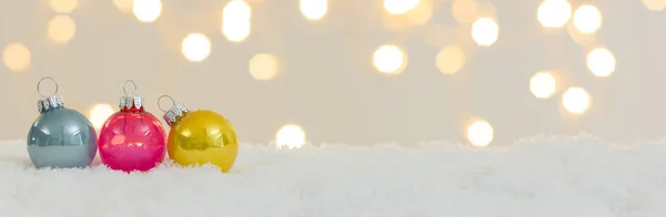 Coleção Bugigangas Natal Coloridas Neve Branca Com Luzes Brilhantes Fundo — Fotografia de Stock