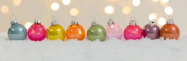 Coleção Bugigangas Natal Coloridas Neve Branca Com Luzes Brilhantes Fundo — Fotografia de Stock