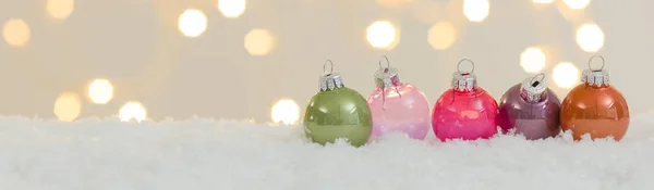 Coleção Bugigangas Natal Coloridas Neve Branca Com Luzes Brilhantes Fundo — Fotografia de Stock