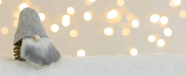 Natal Decorativo Gnomo Brinquedo Neve Branca Com Luzes Brilhantes Fundo — Fotografia de Stock