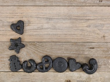 Ahşap arka planda Noel kurabiyeleri koleksiyonu