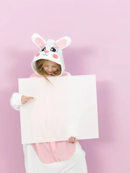 Heureuse Jolie Fille Blonde Costume Lapin Confortable Avec Signe Blanc — Photo