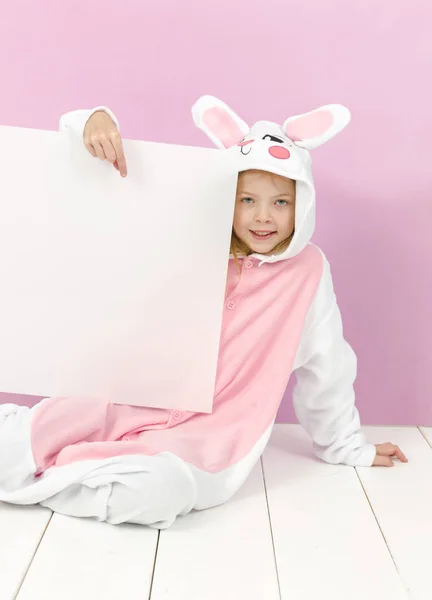 Heureuse Jolie Fille Blonde Costume Lapin Confortable Avec Signe Blanc — Photo