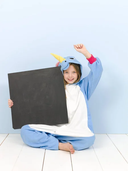 Glückliches Hübsches Blondes Mädchen Gemütlichen Einhornkostüm Mit Leerer Tafel Posiert — Stockfoto