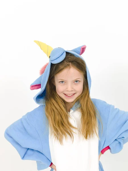 Glückliches Hübsches Blondes Mädchen Gemütlichen Einhorn Kostüm Studio Auf Blauem — Stockfoto