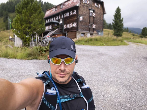 오스트리아 산맥에서 선서를 달리는 사람이 달리는 오솔길 — 스톡 사진