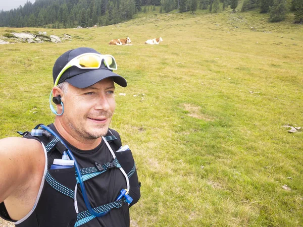 오스트리아 산맥에서 선서를 달리는 사람이 달리는 오솔길 — 스톡 사진