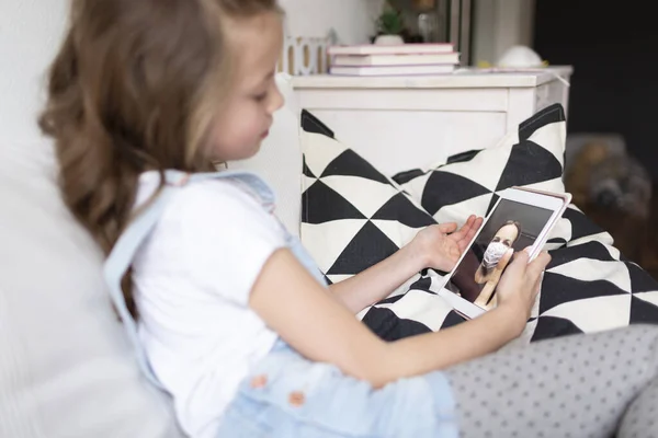 Filha Conversando Com Mãe Máscara Facial Tablet Enquanto Sentada Sofá — Fotografia de Stock