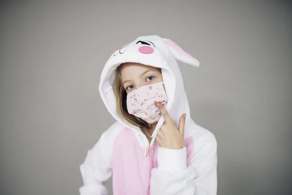 Krásná Dívka Velikonočním Králičí Kostým Tvář Ochranné Masky Pózování Šedém — Stock fotografie