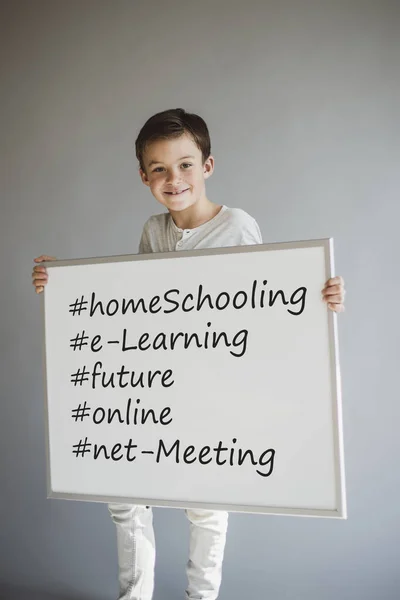 Niño Sosteniendo Letrero Blanco Con Las Palabras Educación Casa Frente — Foto de Stock