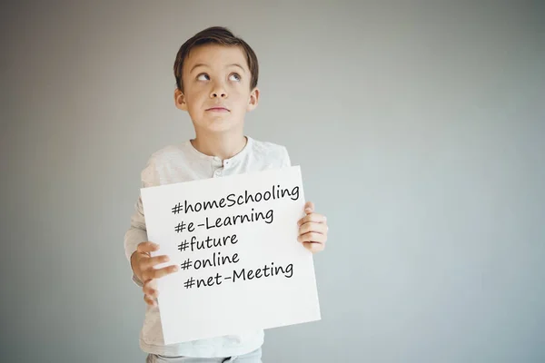 Αγόρι Κρατώντας Λευκό Σημάδι Τις Λέξεις Homeschooling Μπροστά Από Γκρι — Φωτογραφία Αρχείου