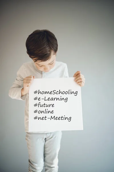 Niño Sosteniendo Letrero Blanco Con Las Palabras Educación Casa Frente — Foto de Stock